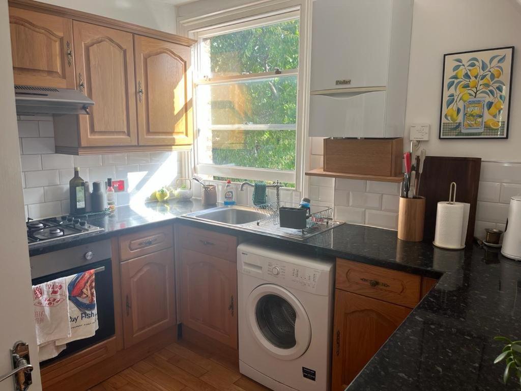 2 Bedroom Top Floor Flat, West Dulwich Free Street Parking Лондон Экстерьер фото